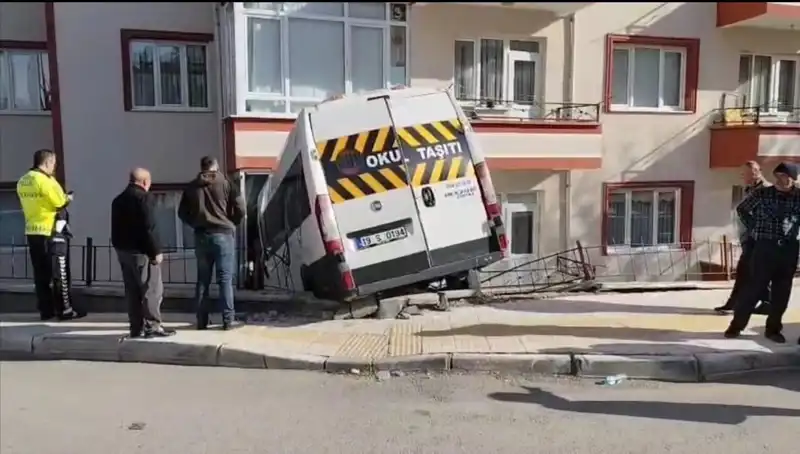 Okul Servisi Fenomeni: Balkona Giren Araç İki Öğrenciyi Yaraladı