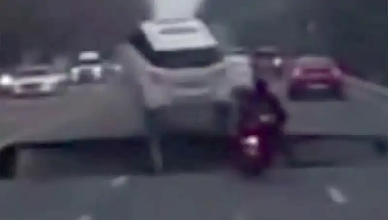 Güney Kore Otoyolunda Dev Çukur: Motosiklet İçin Felaket Anı