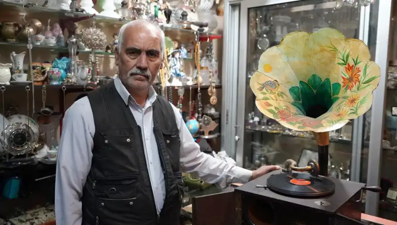 44 Yıldır Antikacılık Yapan Usta: Asırlık Gramofonları Koruyor