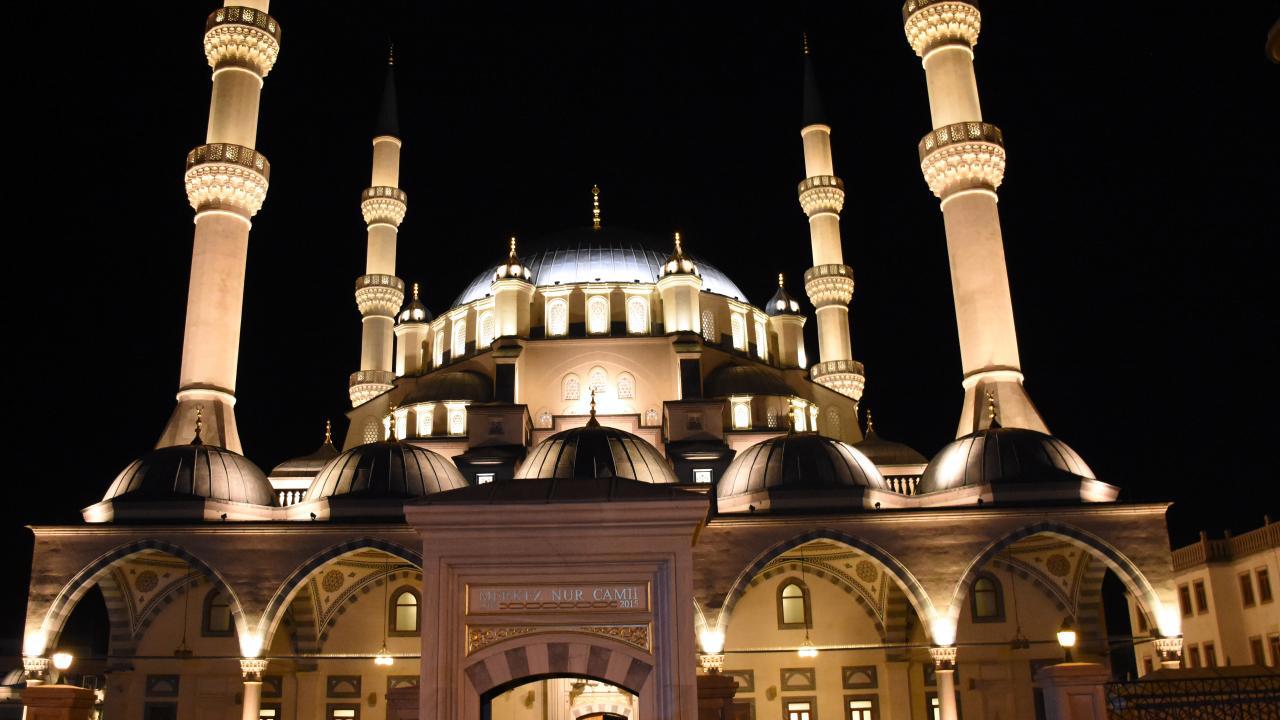 Üç ayların ilk müjdecisi Regaip Kandili yarın idrak edilecek