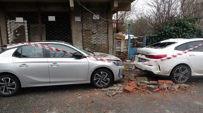 İstanbul'da Korkutan Olay: Dört Katlı Binanın Balkonu Düştü
