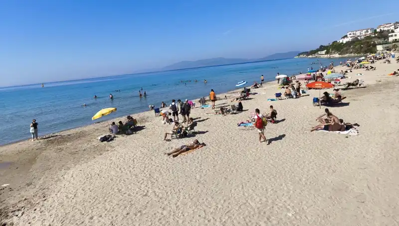 Sıcak Havanın Etkisiyle Plajlar Tatilcilerle Doldurdu