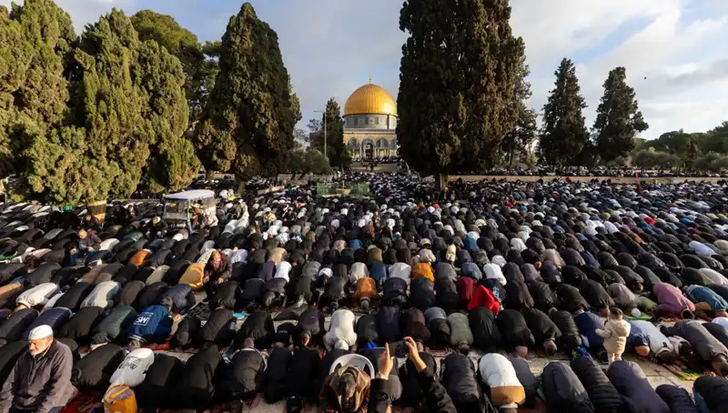 İşgal Altında Bayram: Mescid-i Aksa'da 120 Bin Filistinli Namaz Kıldı