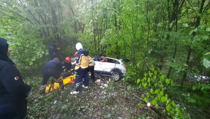 Direksiyon Hakimiyetini Kaybederek Ormana Uçan Araçta Ölü ve Yaralılar Var