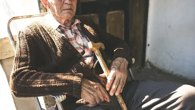 Yüz Yaşındaki Bireylerin Yüzde 16'sı Depresyon Tehdidi Altında: Yalnızlık ve İlgisizlik Alzheimer Riskini Artırıyor