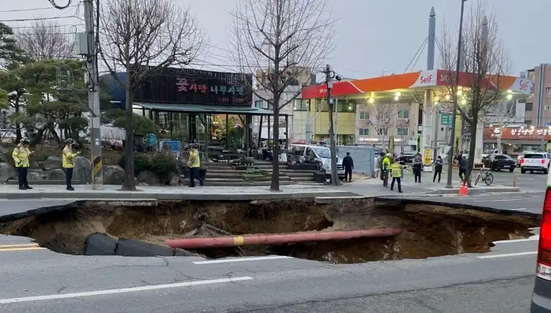 Güney Kore'deki Motosiklet Kazasında Dev Çukur Korkuttu: 1 Kayıp, 1 Yaralı