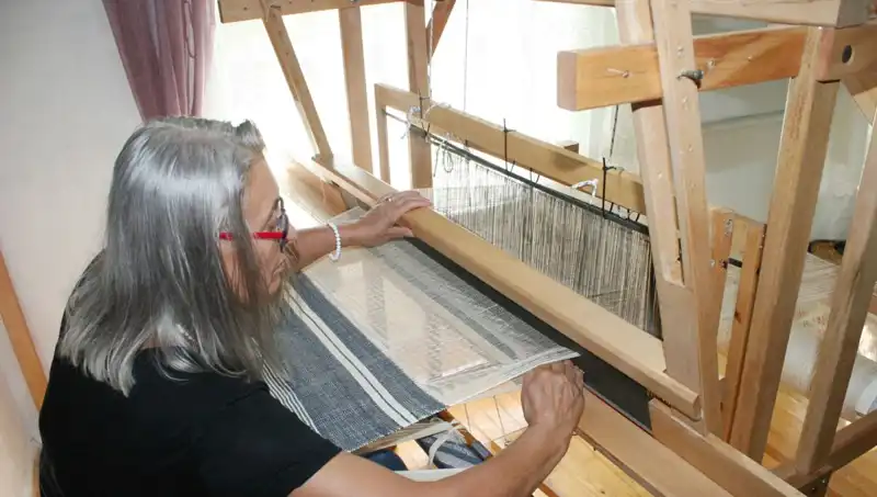 Eski Giysilerin İplerinden Yenilikçi Eşyalar: Dönüştürme Sanatı