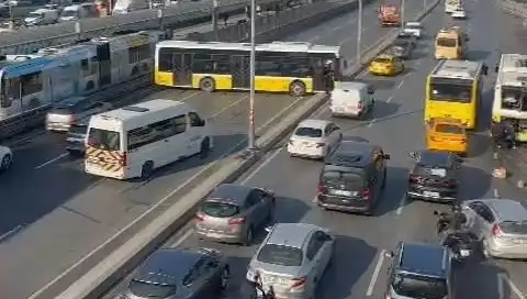 İETT Otobüsü Trafiği Felç Etti: İki Araçla Çarpışma Neden Oldu?