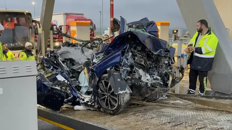 Silivri'de Feci Kaza: Otomobil Gişe ile Otobüs Arasında Sıkıştı, Can Kaybı Var!