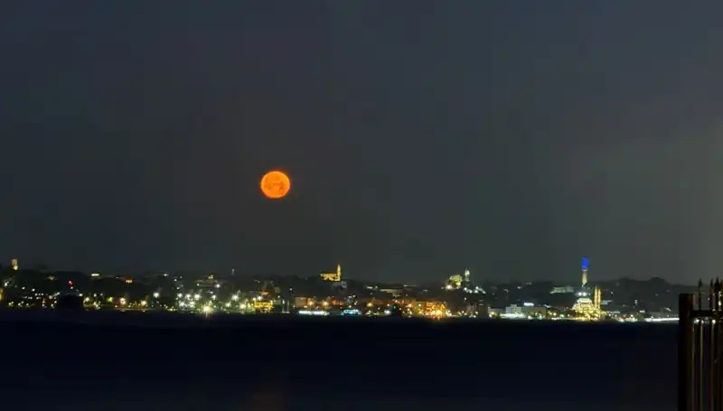 İstanbul'da Çilek Dolunayı, Göz Kamaştıran Tablolara Sahne Oldu