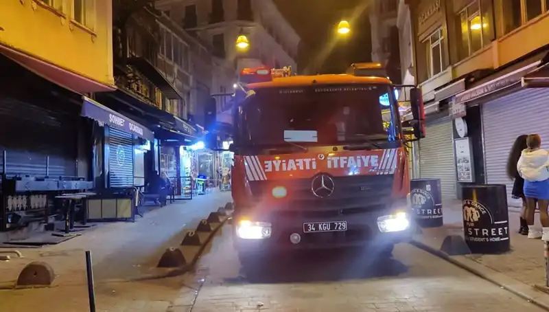 Beyoğlu’nda Asansör Boşluğuna Düşen Müşteri Hastaneye Kaldırıldı