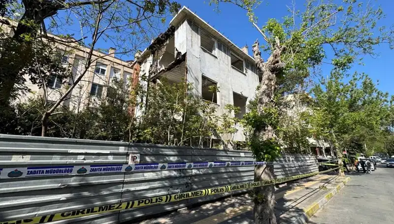 Bakırköy'deki Metruk Bina Depremle İlgili Çökerken, Güvenlik Endişeleri Artıyor