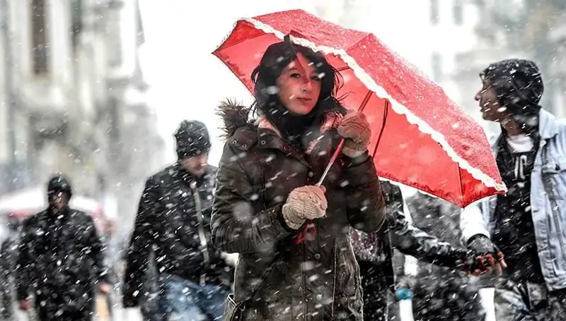 İstanbul'u Donduran Soğuk Hava Dalgası: Sıcaklık 20 Derece Düşüyor!