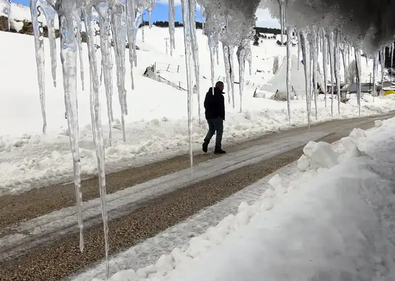 Dondurucu Soğuk: Kar Yağışları Sonrası Sıcaklık Eksi 26 Dereceyi Gördü!