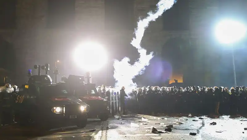 Saraçhane’de Polise Saldıran Grup ile Gözaltılar Artarak Devam Ediyor