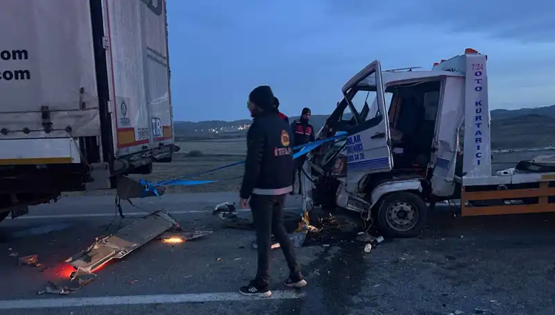 Yol Kenarında Kazaya Yardım Eden Şoföre Arkadan Gelen Çekici Çarptı