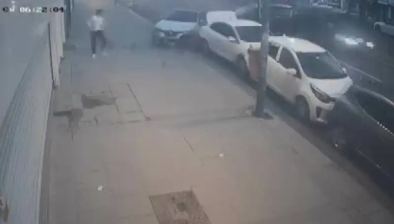 Direksiyon Hakimiyetini Kaybeden Araç Park Halindeki Araçlara Çarptı!