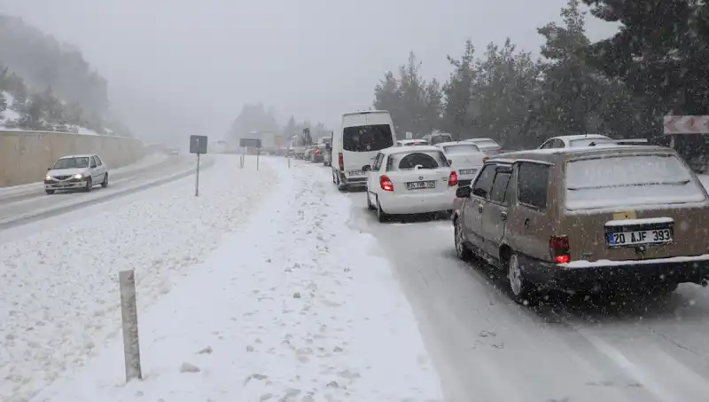 Denizli-Antalya Kara Yolunda Kar Fırtınası: Trafik Tamamen Durdu