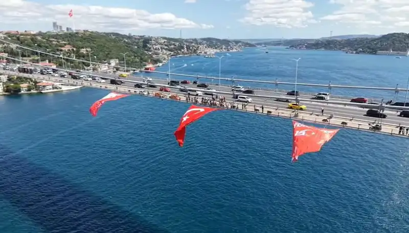Dev Türk Bayrağı Köprüye Asıldı: Milli Duygular Tazelendi!
