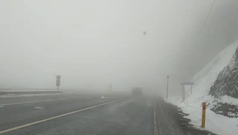 Bolu Dağı'nda Kar ve Sis Ulaşımı Zora Soktu: Tatilciler Dikkat!