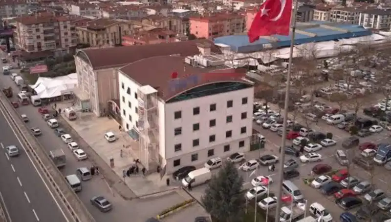 Özel Hastaneye Deprem Mührü: Perde Betonlarının Kesildiği İddiası Şaşkınlık Yarattı