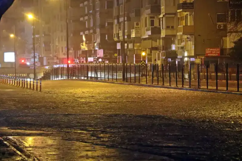 Antalya’da Yağışlar Sel Oldu: Yollar Göle Dönüştü, Araçlar Mahsur Kaldı!