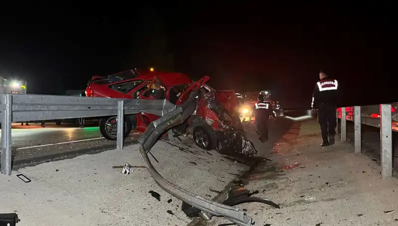 Bariyerlere Çarpan Otomobilin İçindeki Üç Kişiden İkisi Hayatını Kaybetti