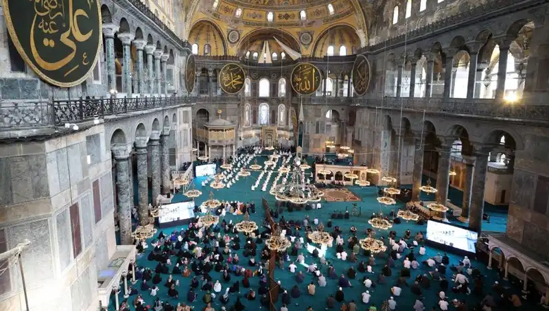 Ayasofya'nın Kapısını Kıran Hükümlüye Hapis Cezası: Adalet Yerini Buldu!