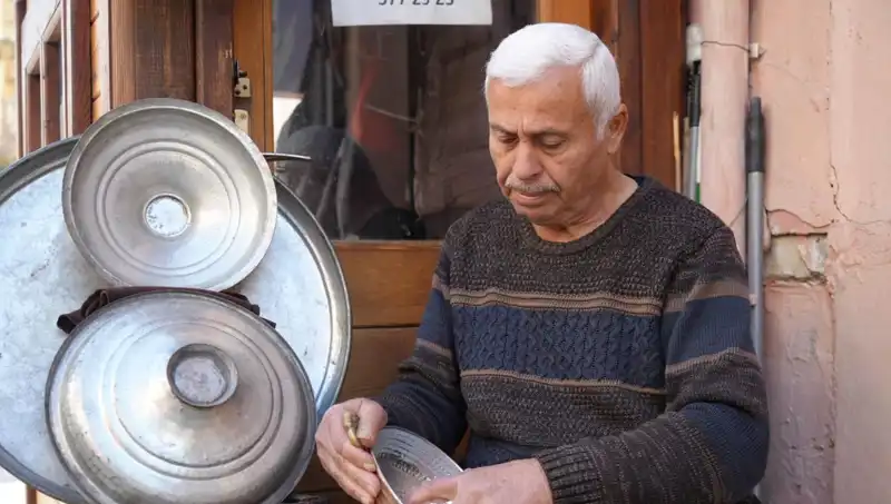 Geçmişin Gölgesinde Kaybolan Meslekler: O Günleri Mumla Arıyoruz