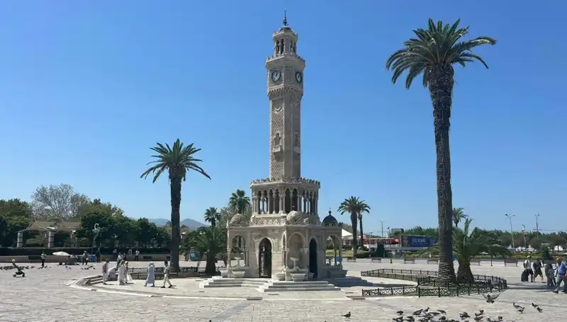 İzmir'de Sıcak Hava Dalgası: 42 Dereceye Ulaşan Sıcaklıklar Vatandaşları Etkiledi