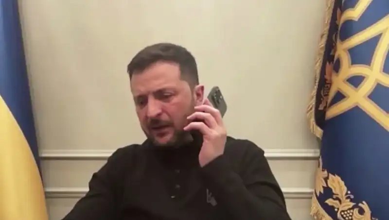 Zelenski'nin Basın Toplantısında Macron'dan Sıradışı Telefon: "Seni Sonra Arayacağım"