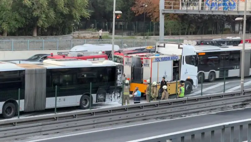 İstanbul'da Metrobüs Yangını: Trafikte Büyük Kaos ve Yolcuların Panik Anları