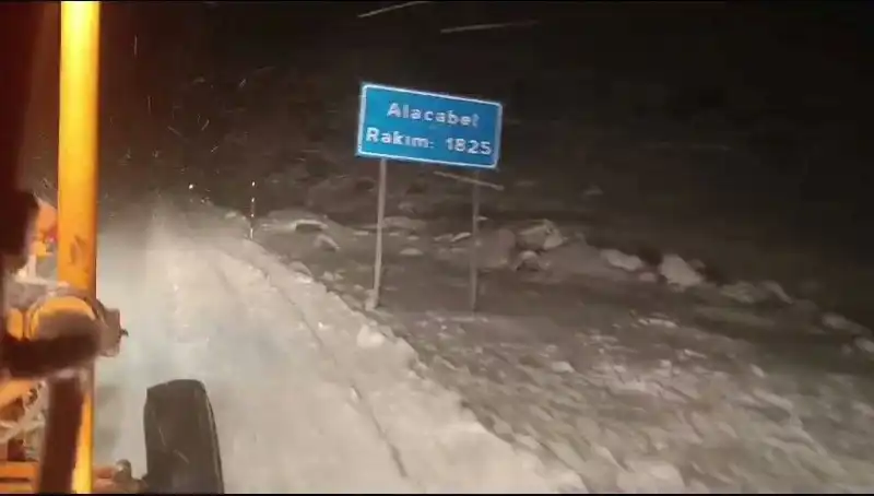 Antalya'da Kar Sürprizi: Güneşli Şehir Beyaza Büründü!