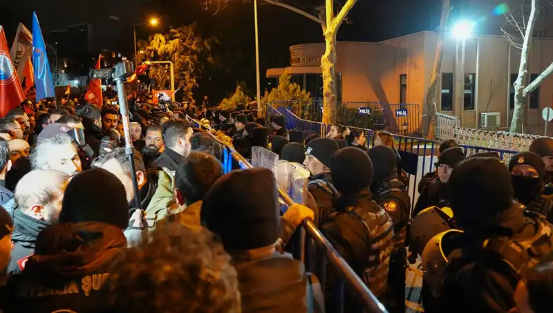 Ekrem İmamoğlu'na Yönelik Protestolarda Gözaltılar ve Yaralı Polis Sayısı Artıyor