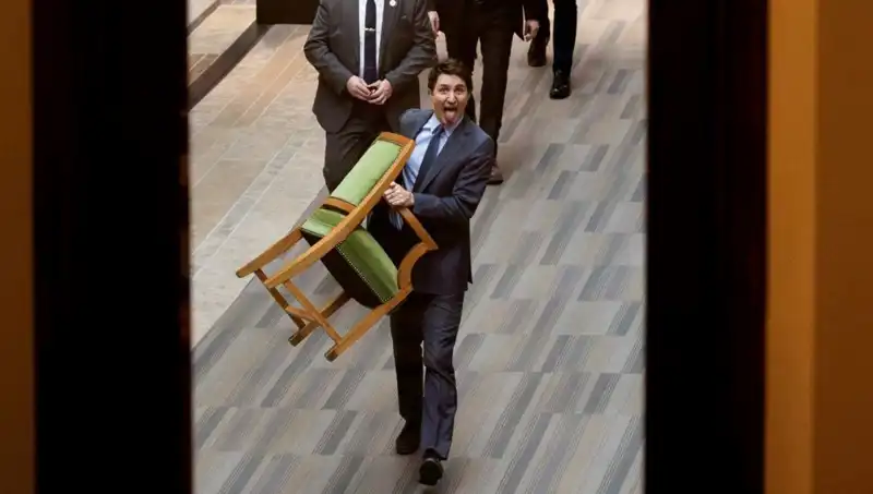 Trudeau'nun Sandalyeyi Alıp Gidişi: Halktan Son Çaldığı An!