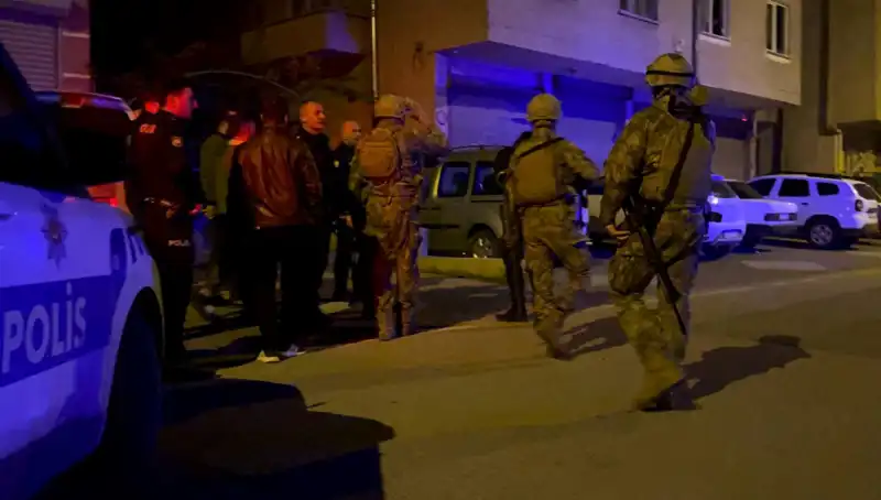 Balkondan Tüfekle Ateş Açan Adam, Polisi Görünce Evinin Kapısını Kilitledi