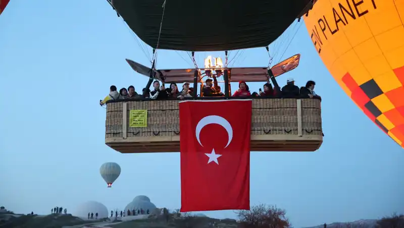 Kapadokya'da 23 Nisan Coşkusunu Balonlarla Kutlandı: Türk Bayrakları Gökyüzünde
