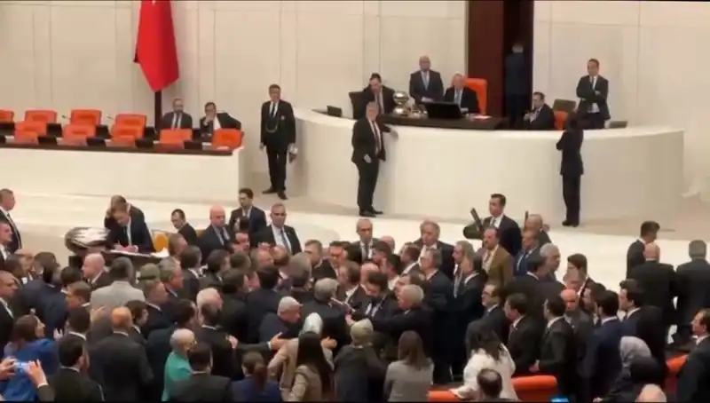 Meclisteki Gerilim Tırmandı: Emekli İkramiyesi Üzerinde Kavga Çıktı