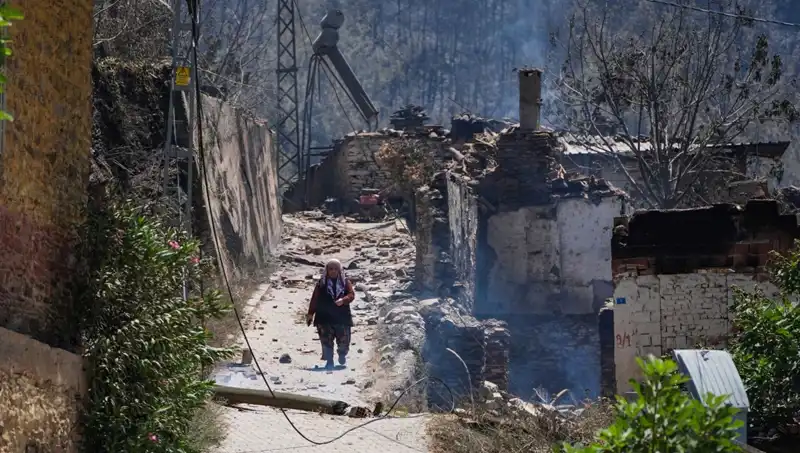 İzmir ve Bilecik’te Yangın Felaketi: 415 Bina Küle Döndü