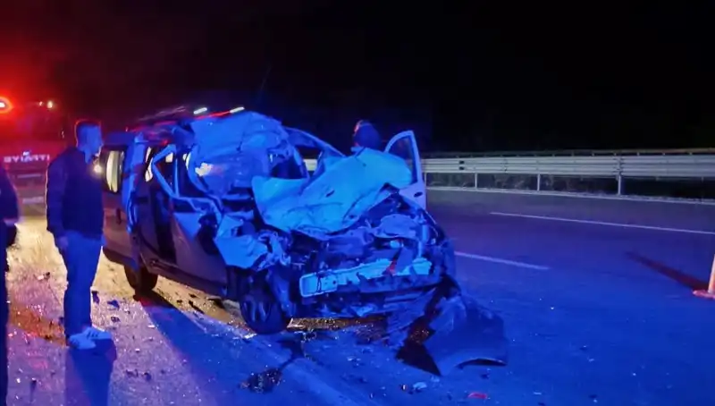 Otoyolda Feci Kaza: TIR’a Çarpan Araç Hurdaya Döndü!