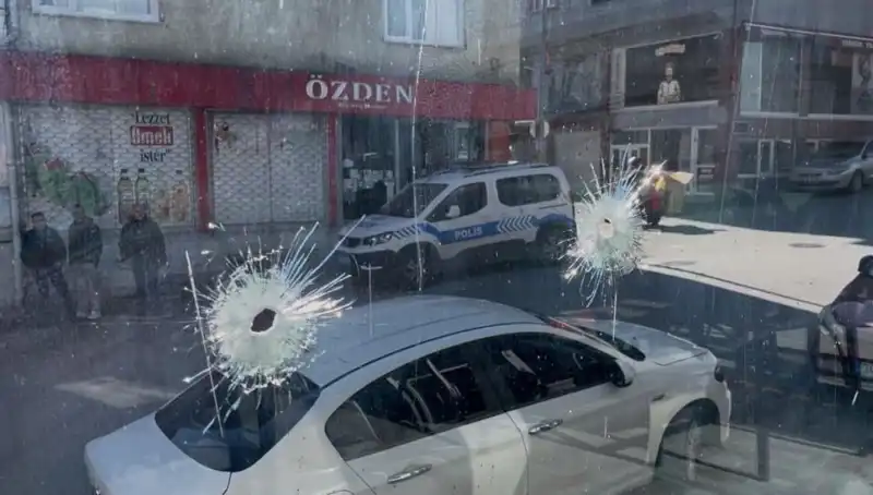 Bursa'da Kıraathaneye Gece Baskını: Silahlı Saldırı ve Panik