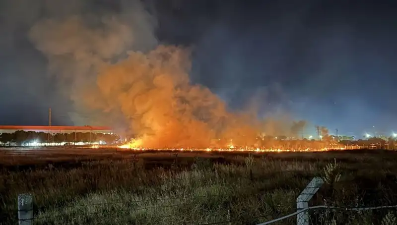 İzmir’de Gece Yarısı Yangın Paniği: Mahalle Halkı Tehlikede!