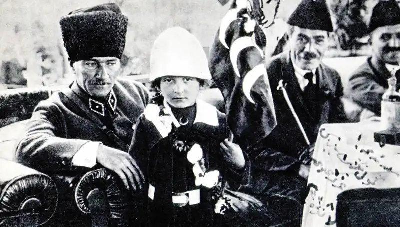 Unutulmaz Fotoğrafın Arkasındaki Hikaye: O Şapkanın Altında Neler Saklı?