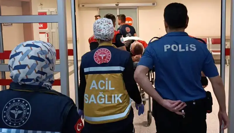 Polis Ekiplerinin Karıştığı Kaza: İki Yaralı, Olay Yerinde Panik
