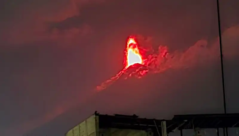 Fuego Yanardağı Patladı: 30 Bin Kişi İçin Acil Tahliye Süreci Başladı