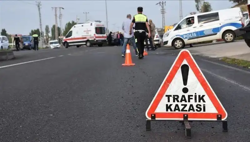 Antalya'da Korkunç Kaza: Otomobil Kanala Devrildi, İki Yaralı!