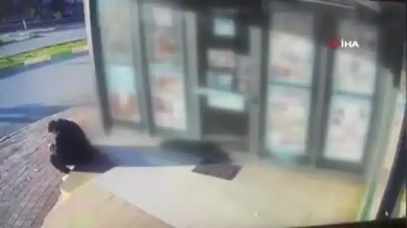 Market Çalışanı, Refleksiyle Ölümden Kurtuldu: O Anlar Kamera Kaydında