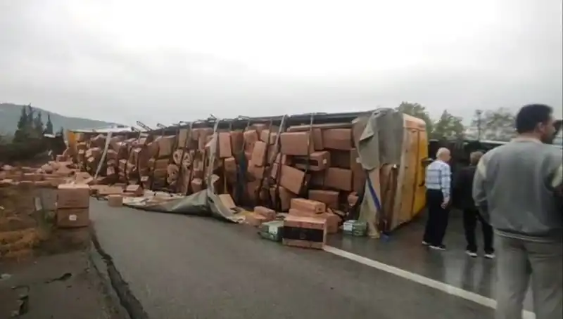 TEM Otoyolu'nda TIR Devrildi: Kaza Trafiği Kilitledi!