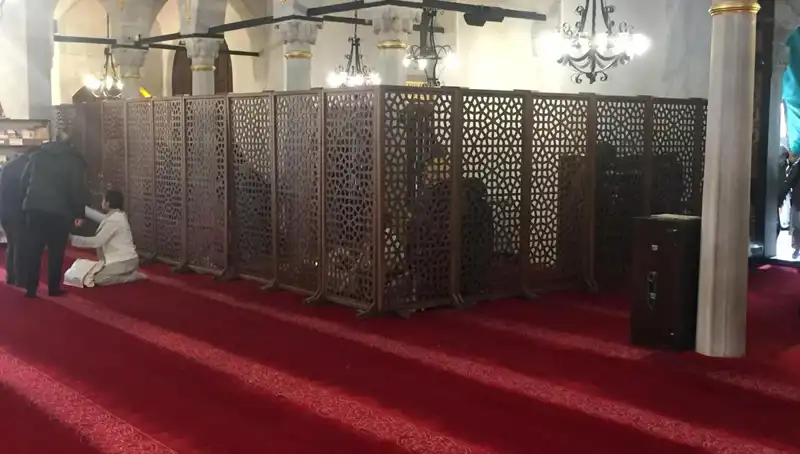 Kadın-Erkek Yan Yana Teravih Namazı Kıldı İddiası: Gerçekler Neler?