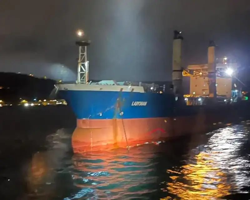 İstanbul Boğazı'nda Kuru Yük Gemisi Arıza Yaptı: Trafik Durduruldu